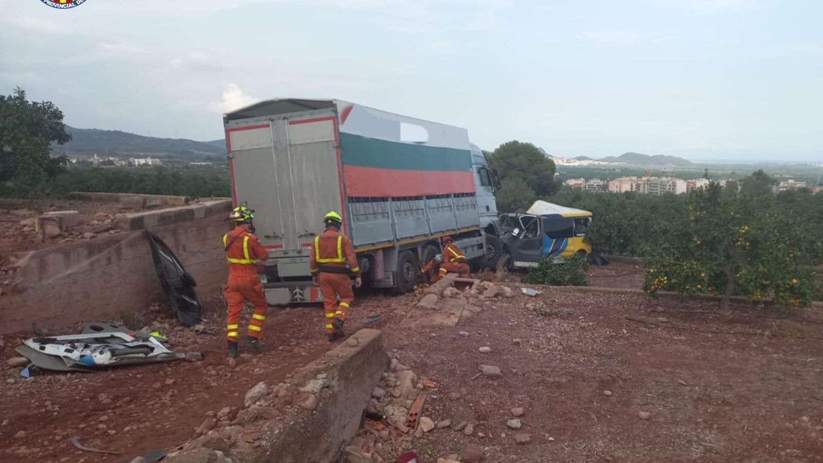 Els bombers treballen al lloc de l'accident, este dilluns