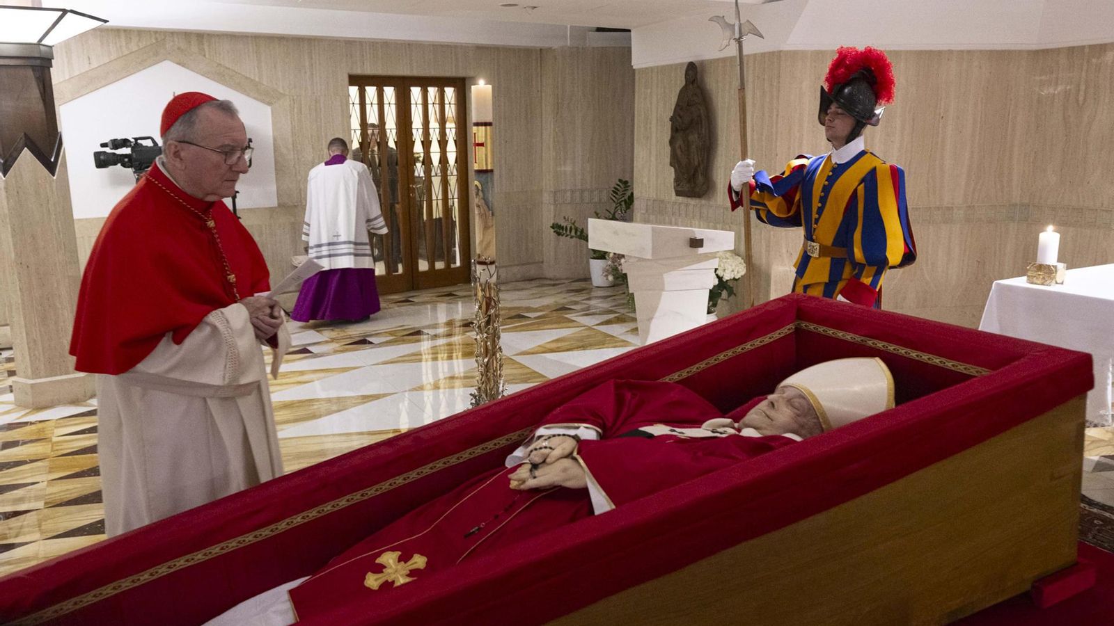 El secretari d'Estat davant el fèretre del papa Francesc en el rite de la constatació de la mort del pontífex en la Capella de Santa Marta