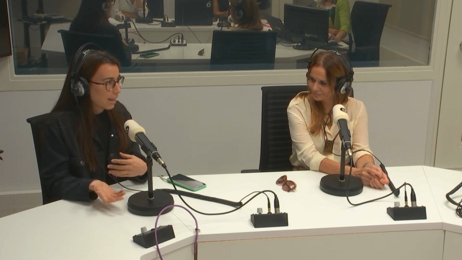 Algunes de les becàries que han signat la petició en 'Les notícies del matí'