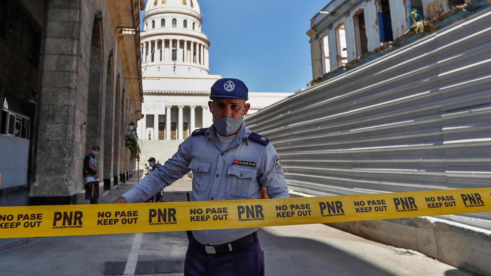Un policia impedeix el pas aquest dimarts en les zones limítrofes al Capitoli,, a l'Havana, com a mesura davant les protestes antigovernamentals dels últims dies a Cuba