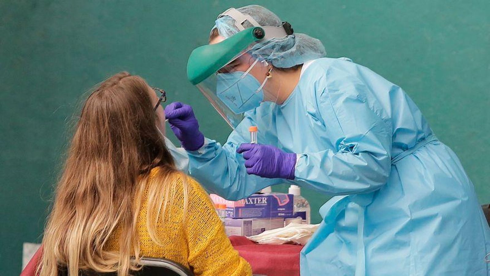 Imatge d'arxiu d'un sanitari realitzant una prova PCR