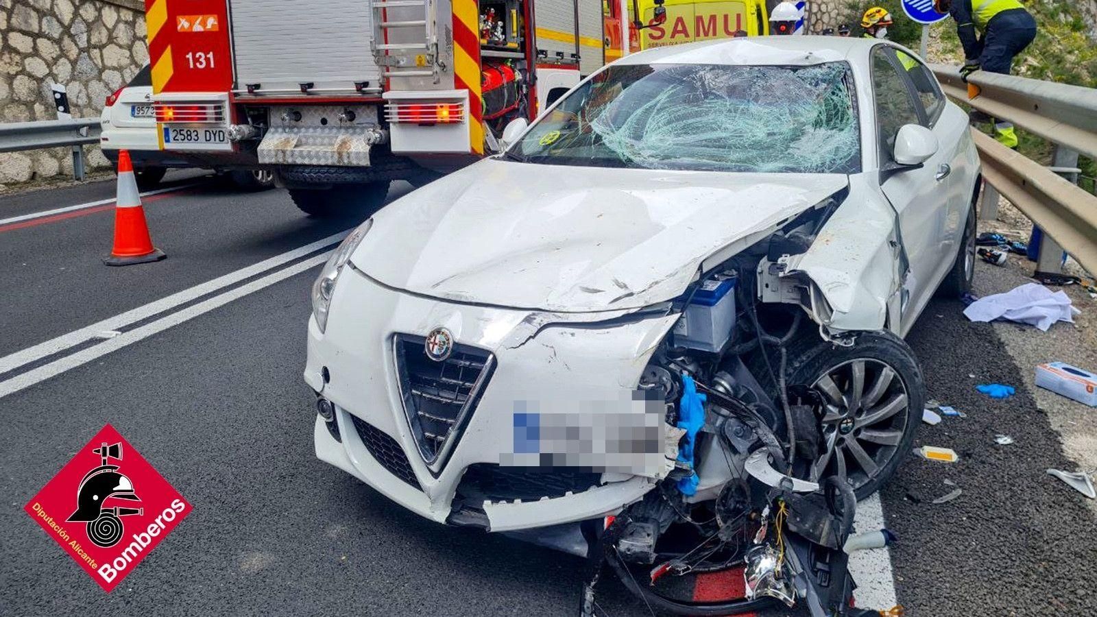 Els equips d'emergències treballen al lloc de l'accident, este diumenge