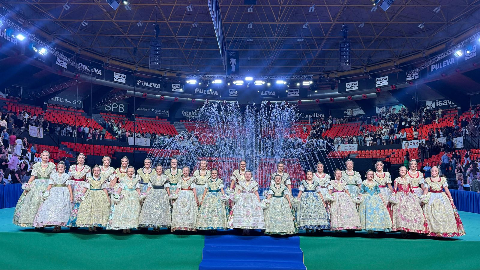 Les 26 candidates a falleres majors de València al pavelló Font de Sant Lluís