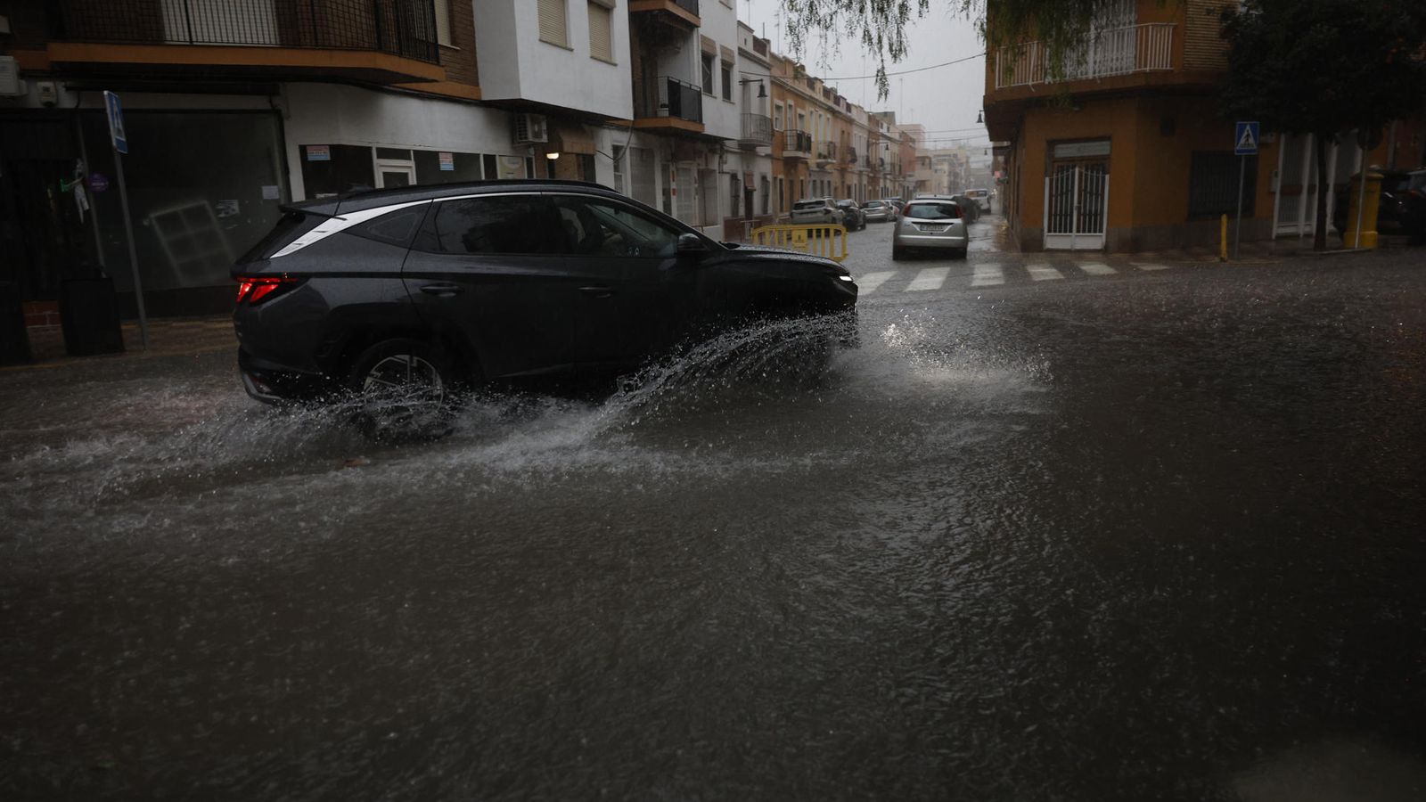 Un vehicle circula per un carrer negat a la localitat de l’Alcúdia (València) este diumenge.