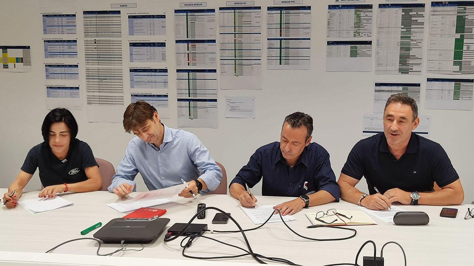 Representants dels treballadors de Ford Almussafes amb els de l'empresa