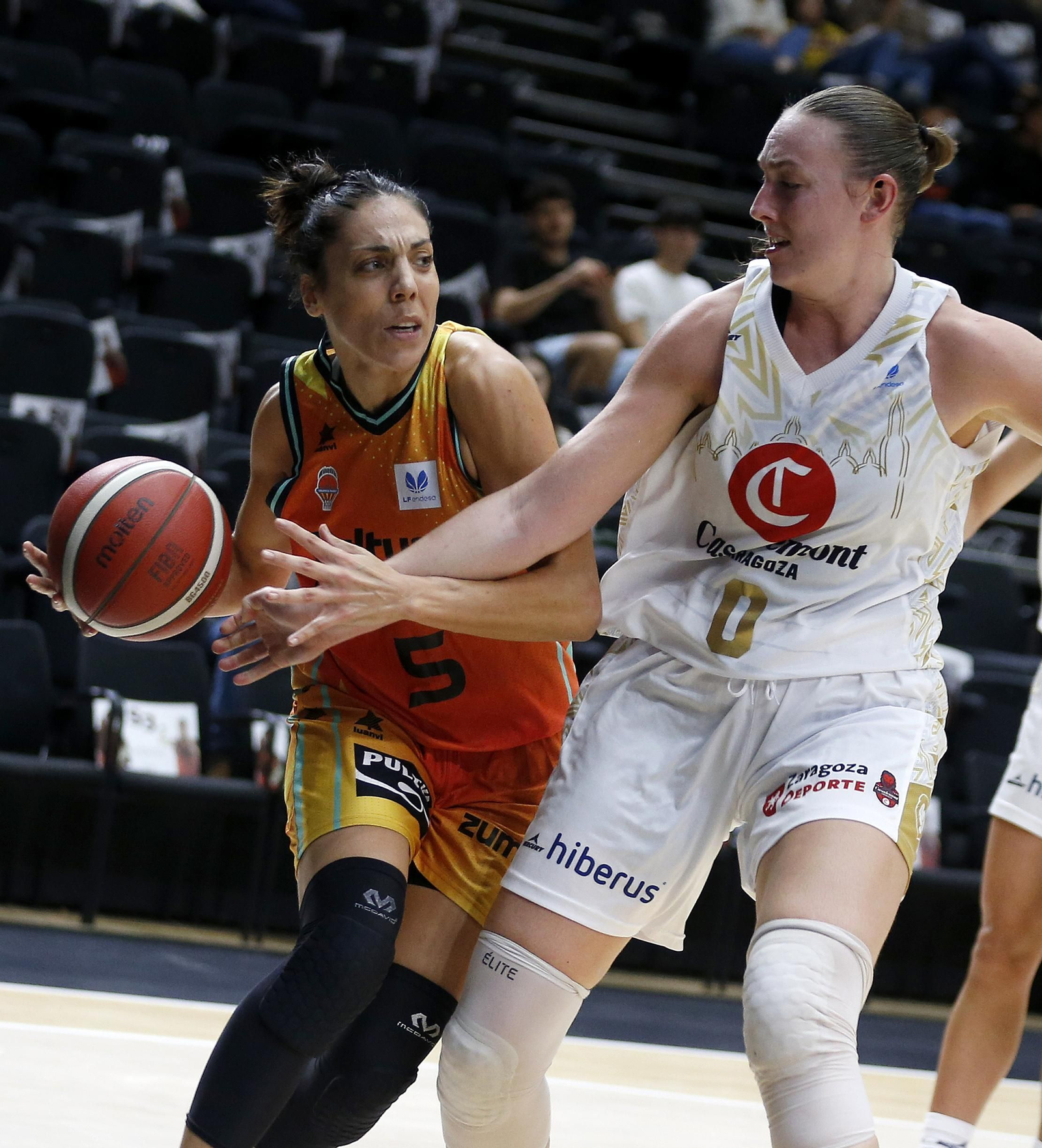 Cristina Ouviña en una jugada del partit