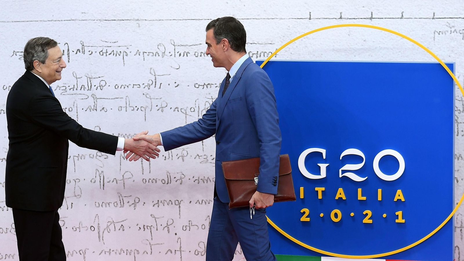 El primer ministre italià, Mario Draghi, dona la benvinguda al president del govern espanyol, Pedro Sánchez