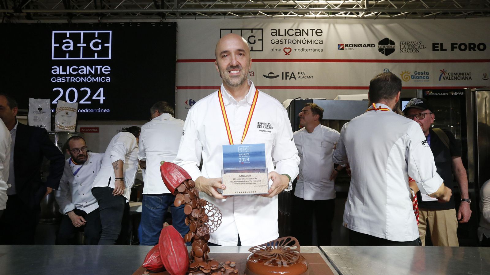 Pachi Larrea posa amb el seu pastís i el seu guardó