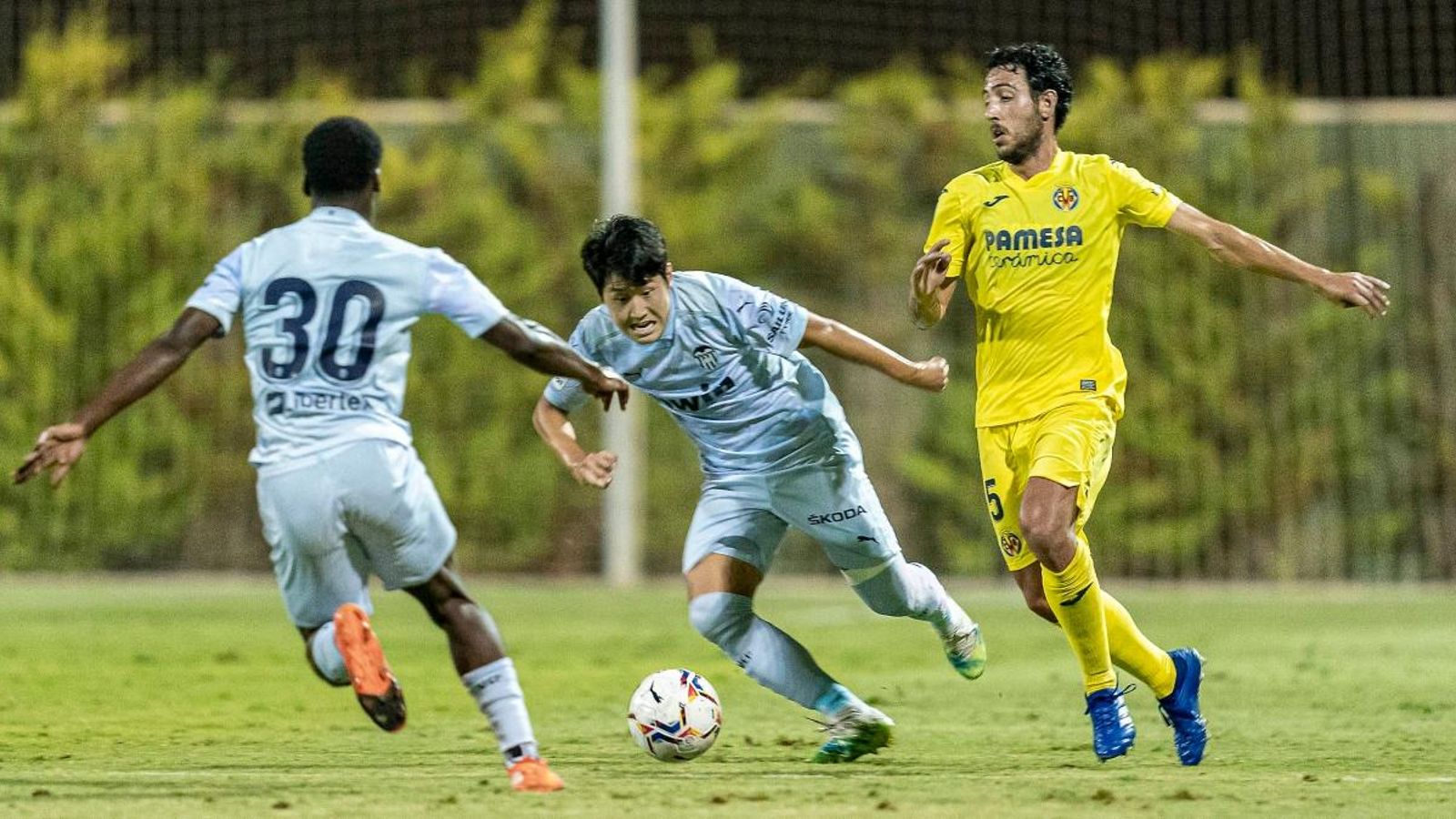 Parejo s'ha retrobat al camp amb excompanys com Kang-in Lee.