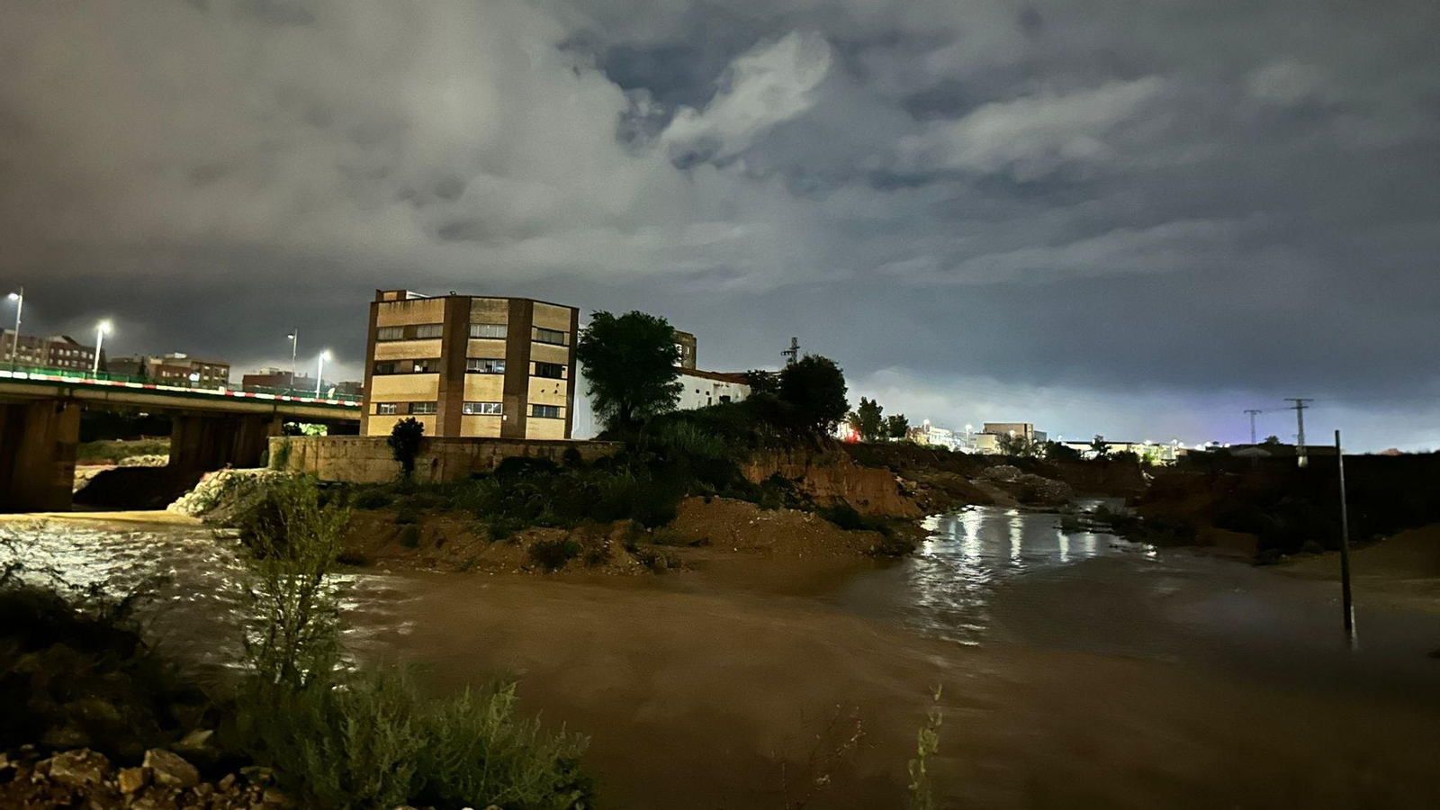 El barranc de l'Horteta (esquerra) i el de Poio (dreta) en la seua confluència en el terme municipal de Torrent, est matinada