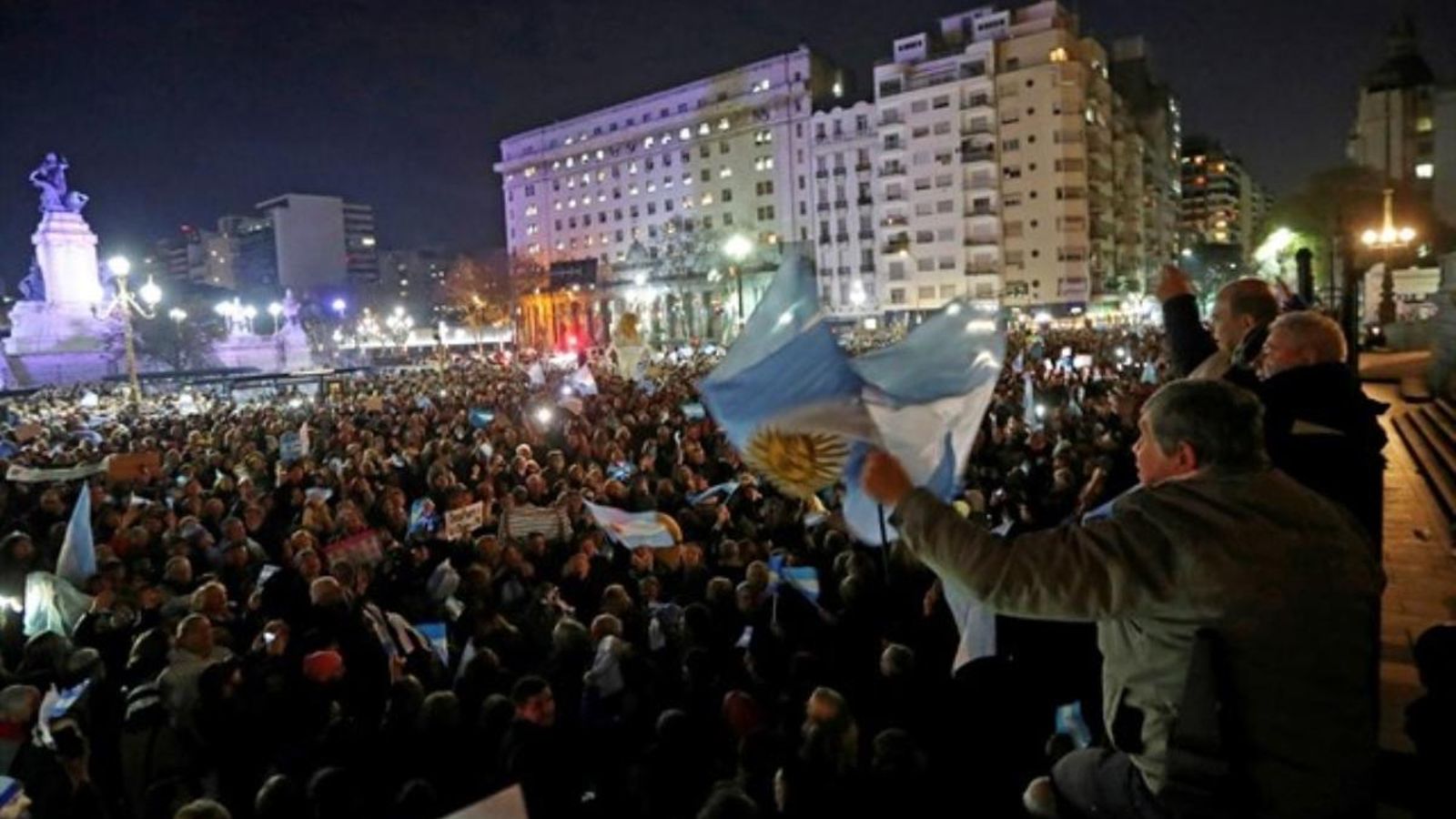 Els argentins es manifesten davant el senat, demanant que li lleven la immunitat a l'expresidenta Cristina Fernández Kirchner, investigada pel cas de les coimes.