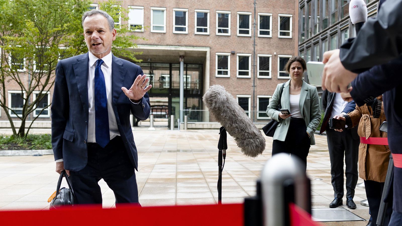 El ministre d'Afers Estrangers neerlandés, Caspar Veldkamp, abans de la reunió del Consell de Ministres a la Haia, Països Baixos, este divendres