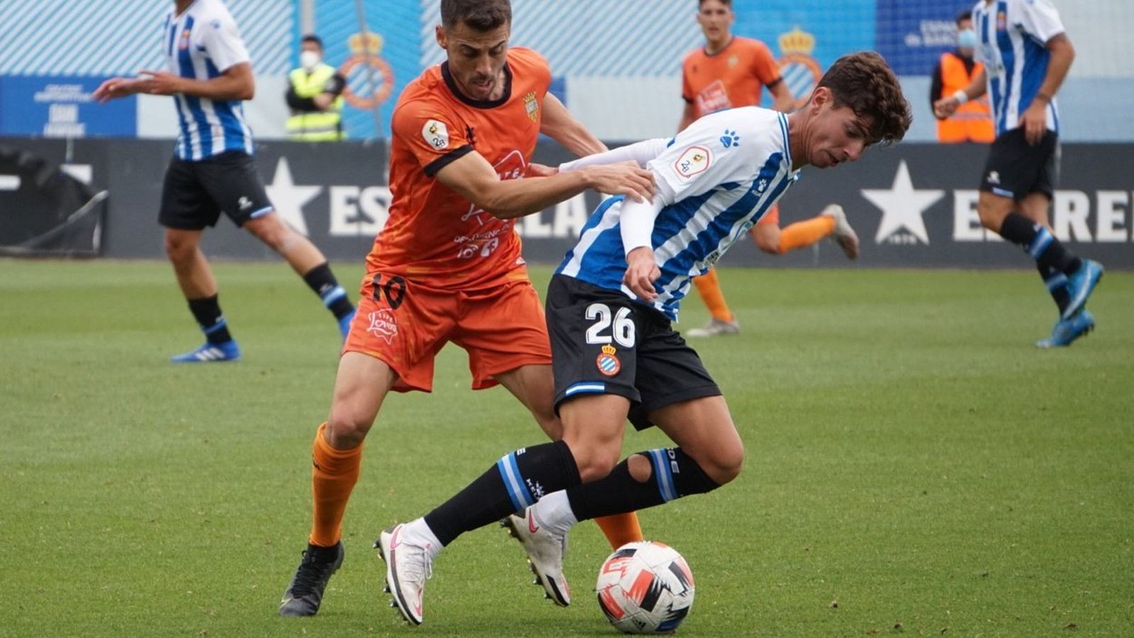 Ayo disputa la pilota amb un jugador de l'Espanyol B