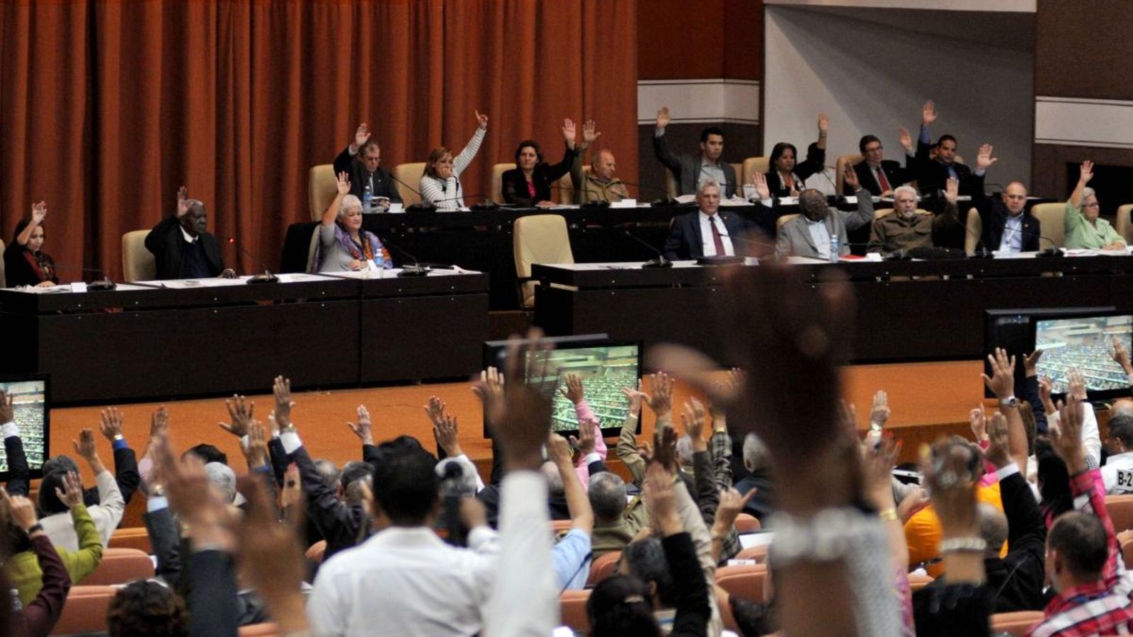 Diputats i diputades de l'Assemblea Nacional voten el projecte constitucional