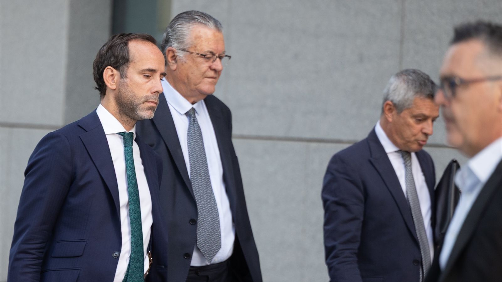L'exdirectiu de Plus Ultra Julio Martínez Sola (al centre) arriba a l'Audiència Nacional, este dilluns