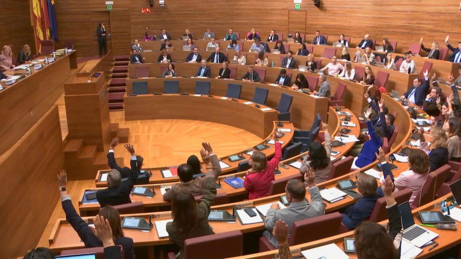 PP i Vox rebutgen les esmenes a la totalitat de l'oposició en una votació a mà alçada