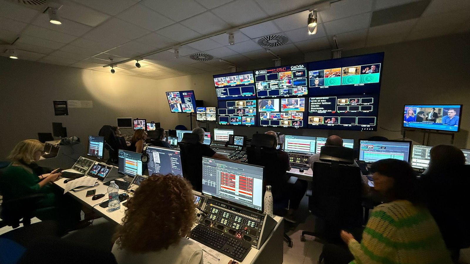 À Punt emitix actualment en directe 14 hores de programació en directe amb l'actualitat més pròxima als valencians