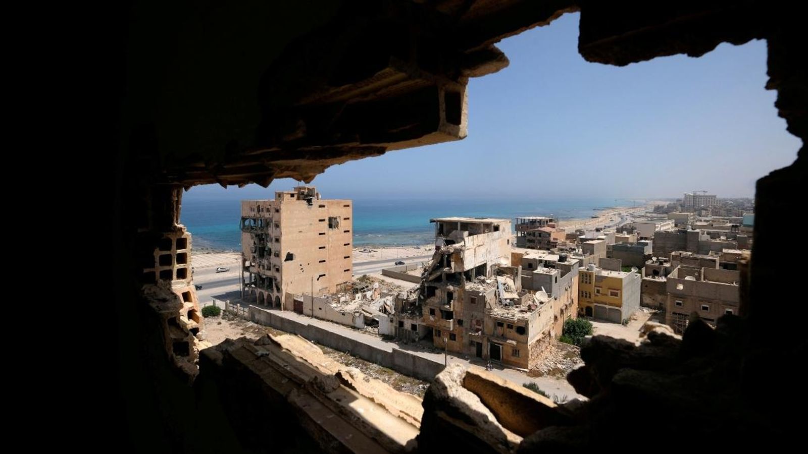 Edificis destruïts a través d'un forat en el far de Benghazi després d'estar severament danyat per anys de conflicte armat