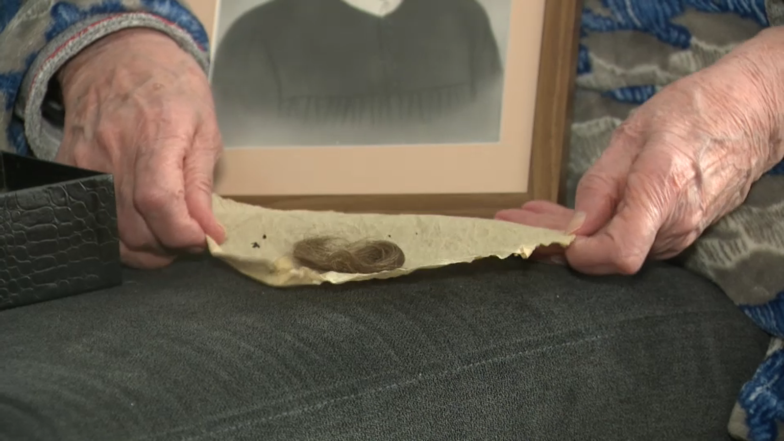 Pepica conserva un floc de cavell del seu pare que van tallar-li abans d'afussellar-lo