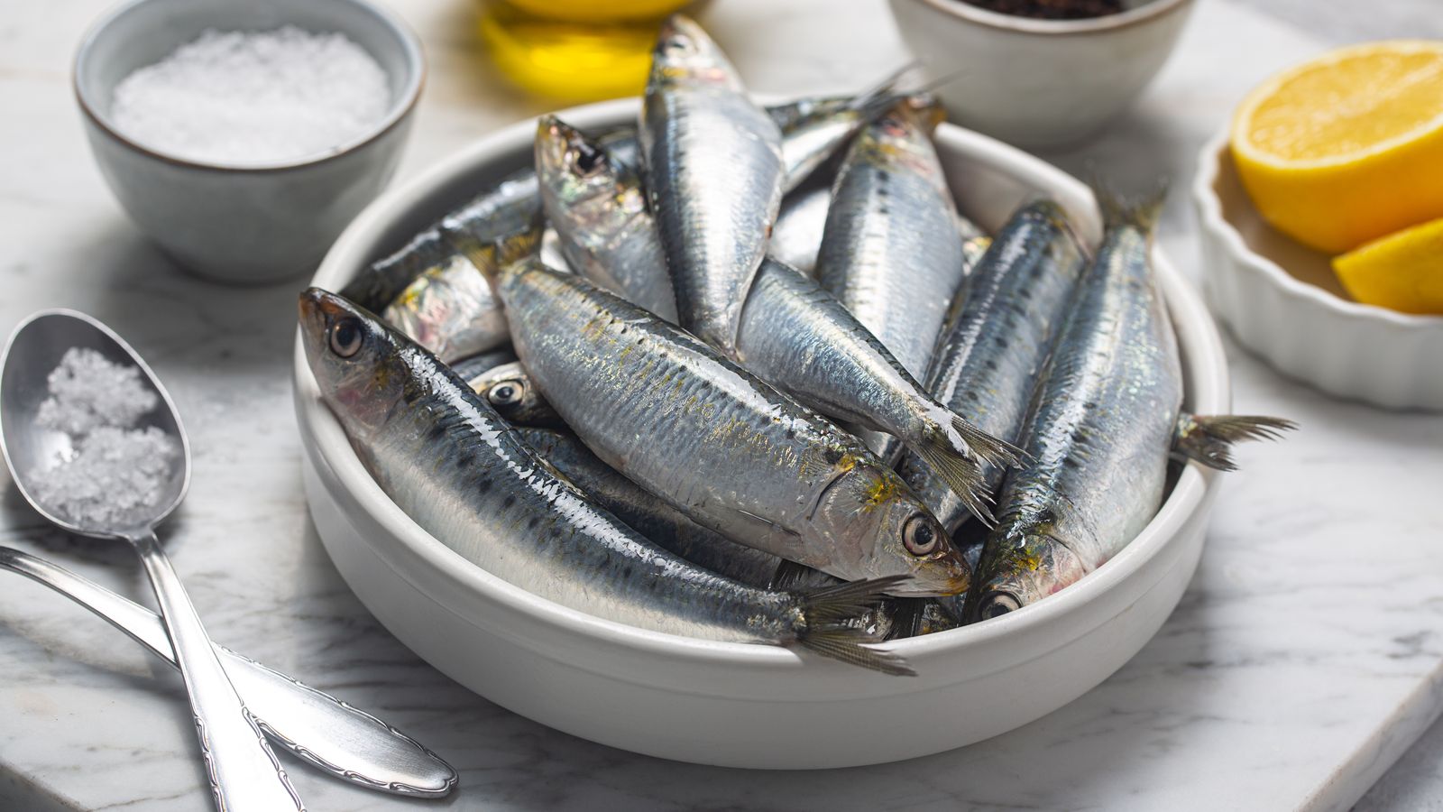 Un plat de sardines amb llima i sal