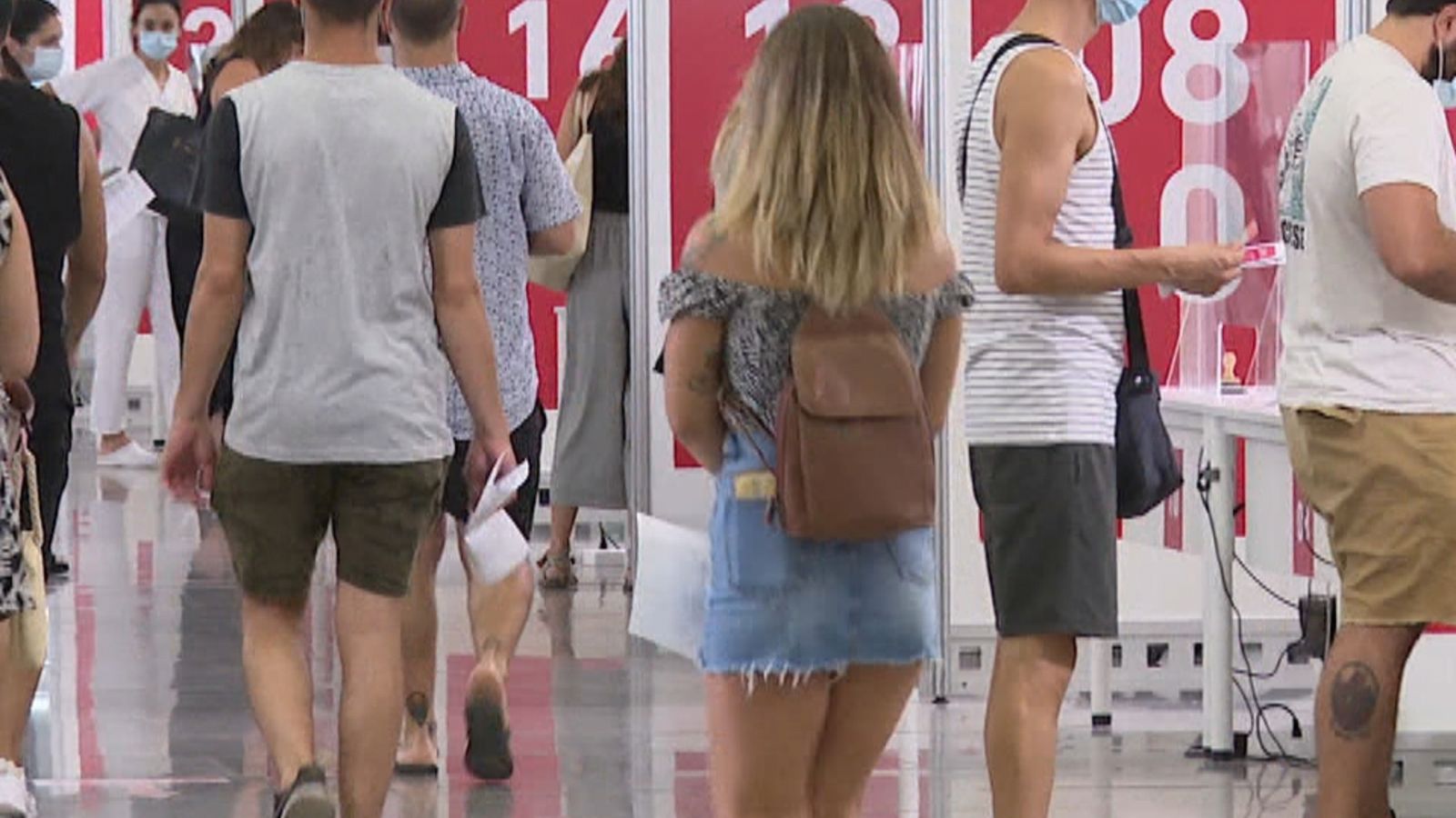 Joves vacunant-se a la Ciutat de les Arts i les Ciències de València