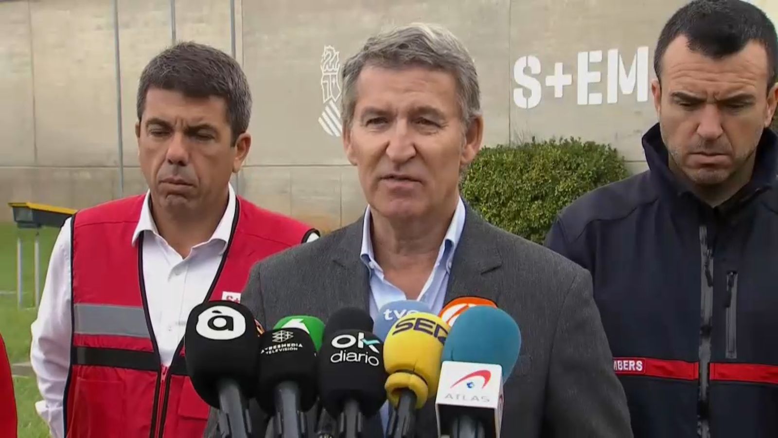 Alberto Núñez Feijóo es dirigeix als mitjans de comunicació en presència del cap del Consell i el president de la Diputació de València