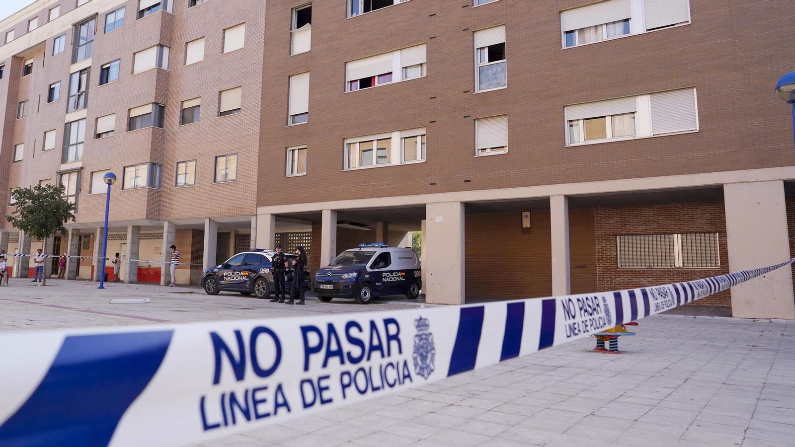 Cordó policial a la finca en què  ha tingut lloc l'incendi, este dilluns