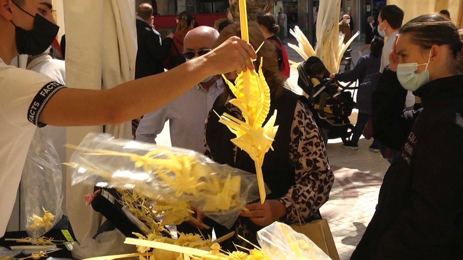 Começa la Setmana Santa a Elx amb el mercat de palma