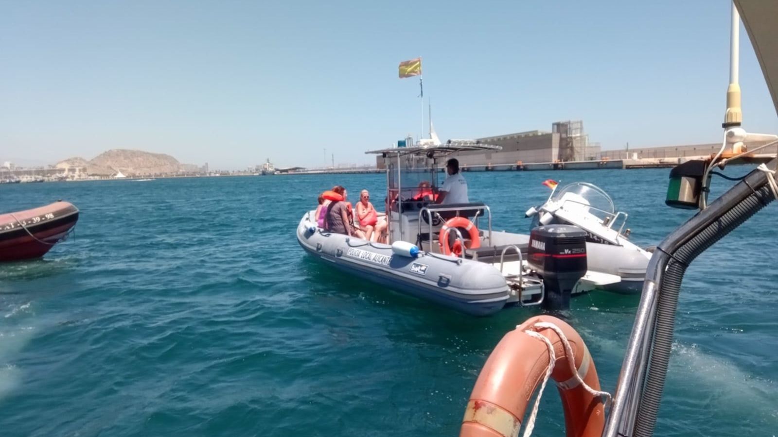 Les turistes són rescatades per la policia local d'Alacant.