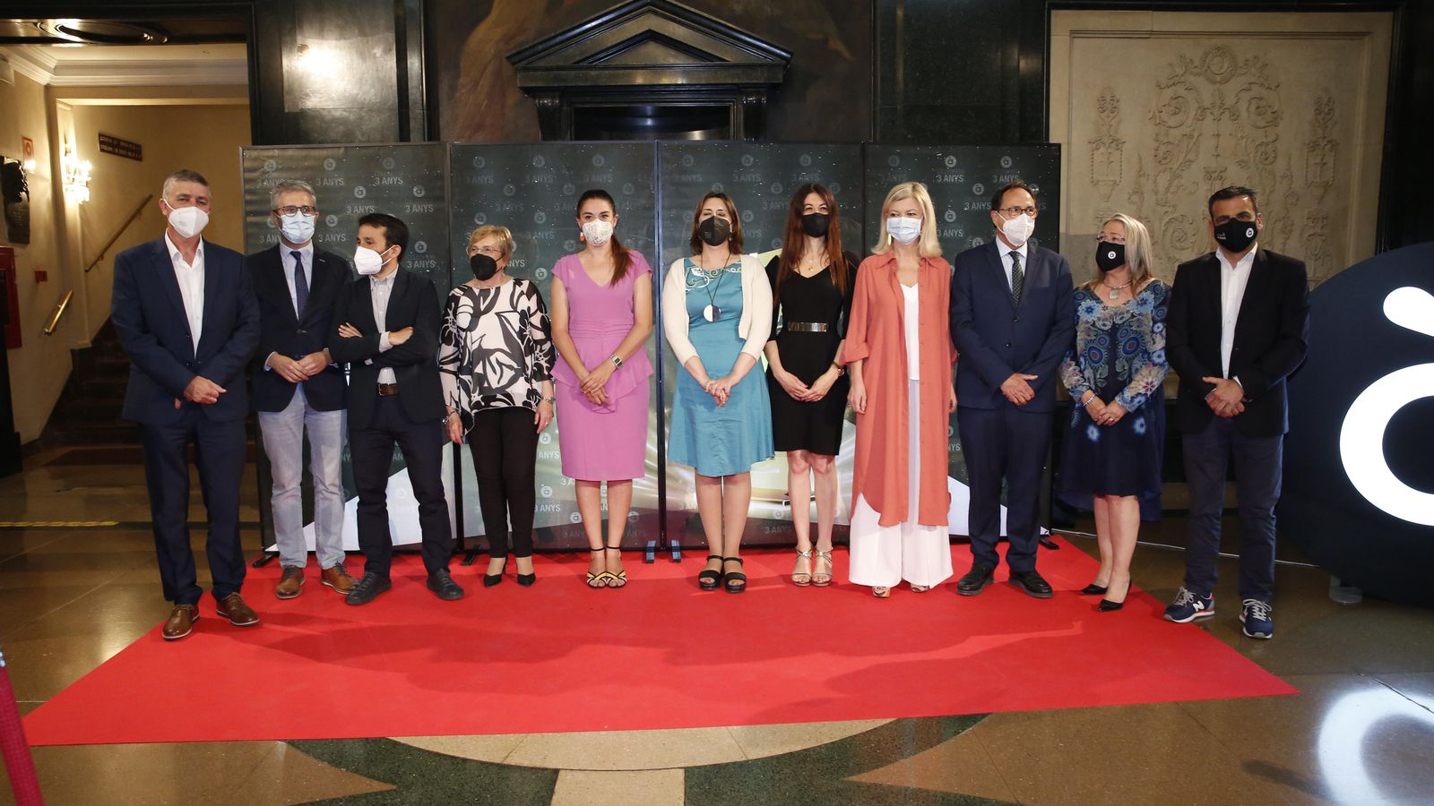 Els consellers valencians amb la presidenta de la CVMC i el director general d'À Punt