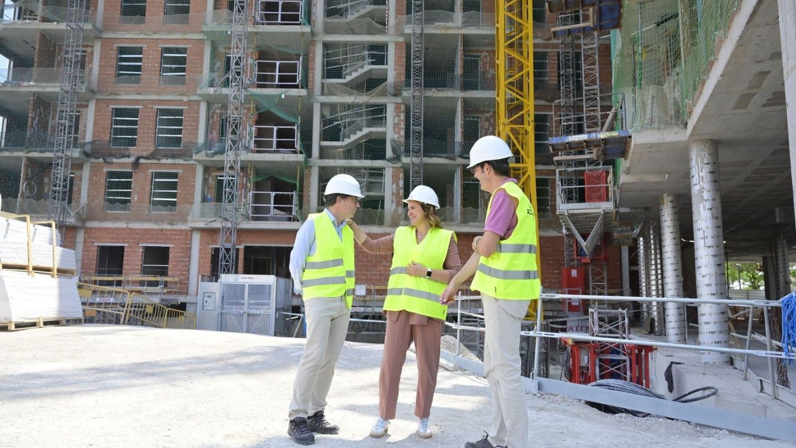 María José Catalá i Juan Giner visiten les obres de l'edifici de vivendes de protecció pública a l'avinguda dels Tarongers