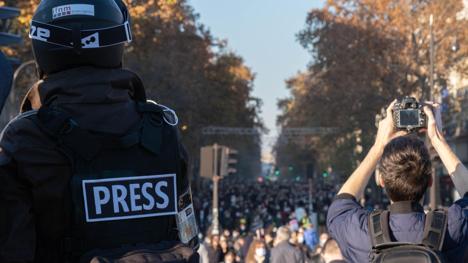 Periodistes i fotògrafs treballant mentre cobrien una marxa a Paris al novembre