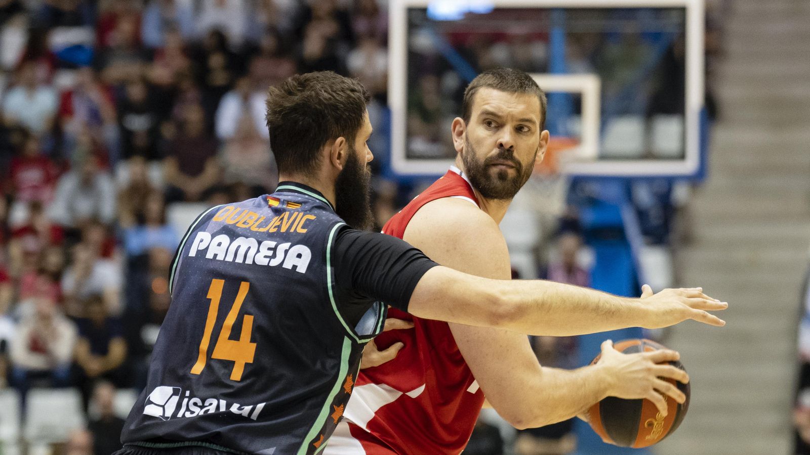 Marc Gasol, del Girona, pressionat pel taronja Bojan Dubljevic