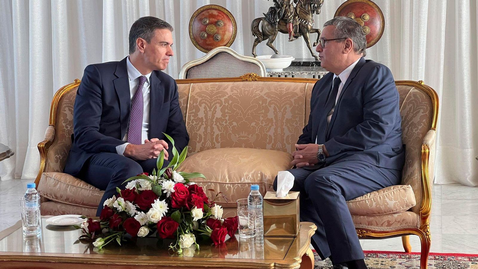 Sánchez durant l'encontre que ha mantingut amb el president executiu marroquí