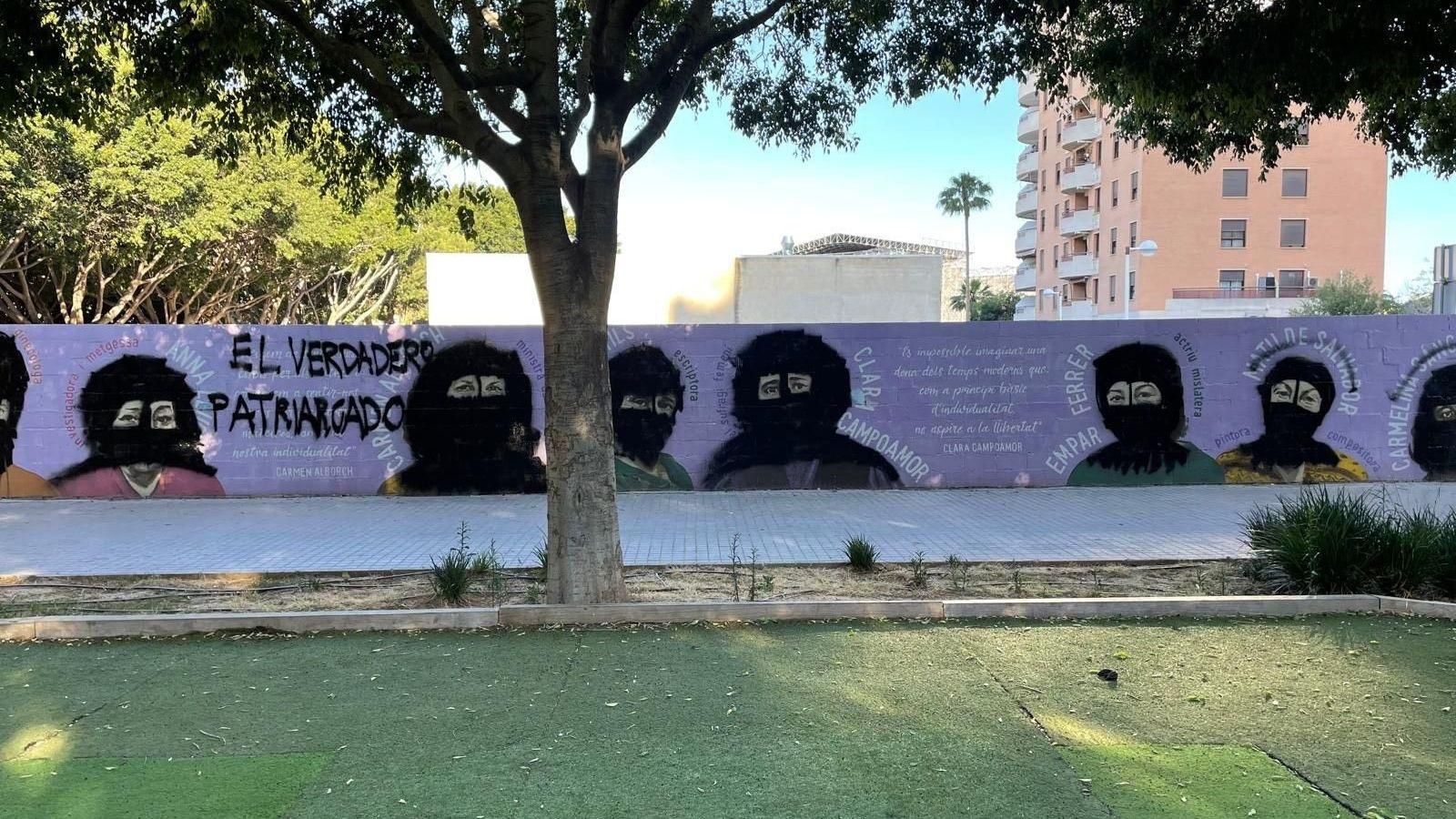 El mural del passeig Clara Campoamor, amb pintades negres