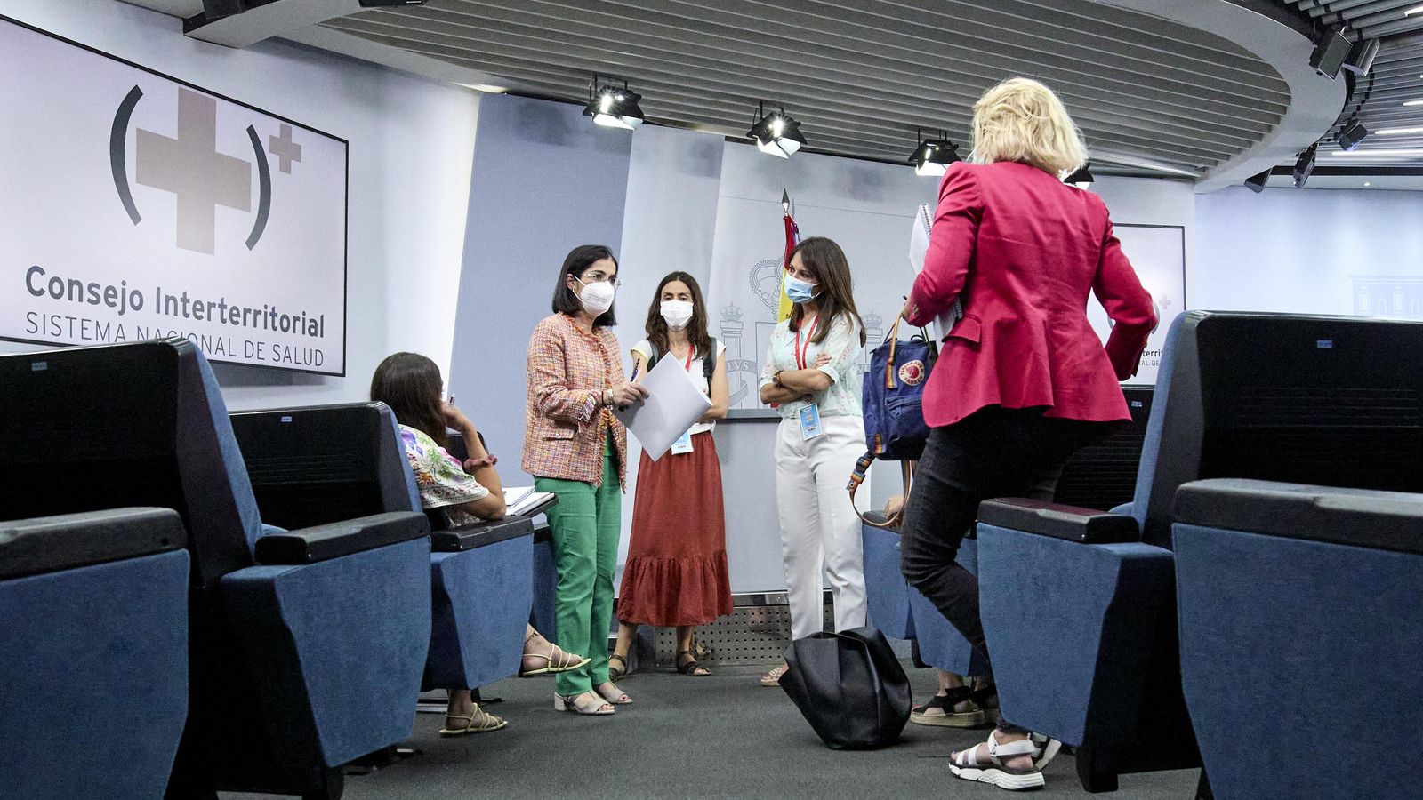 La ministra de Sanitat, Carolina Darias, parla amb alguns periodistes després d'una reunió interterritorial