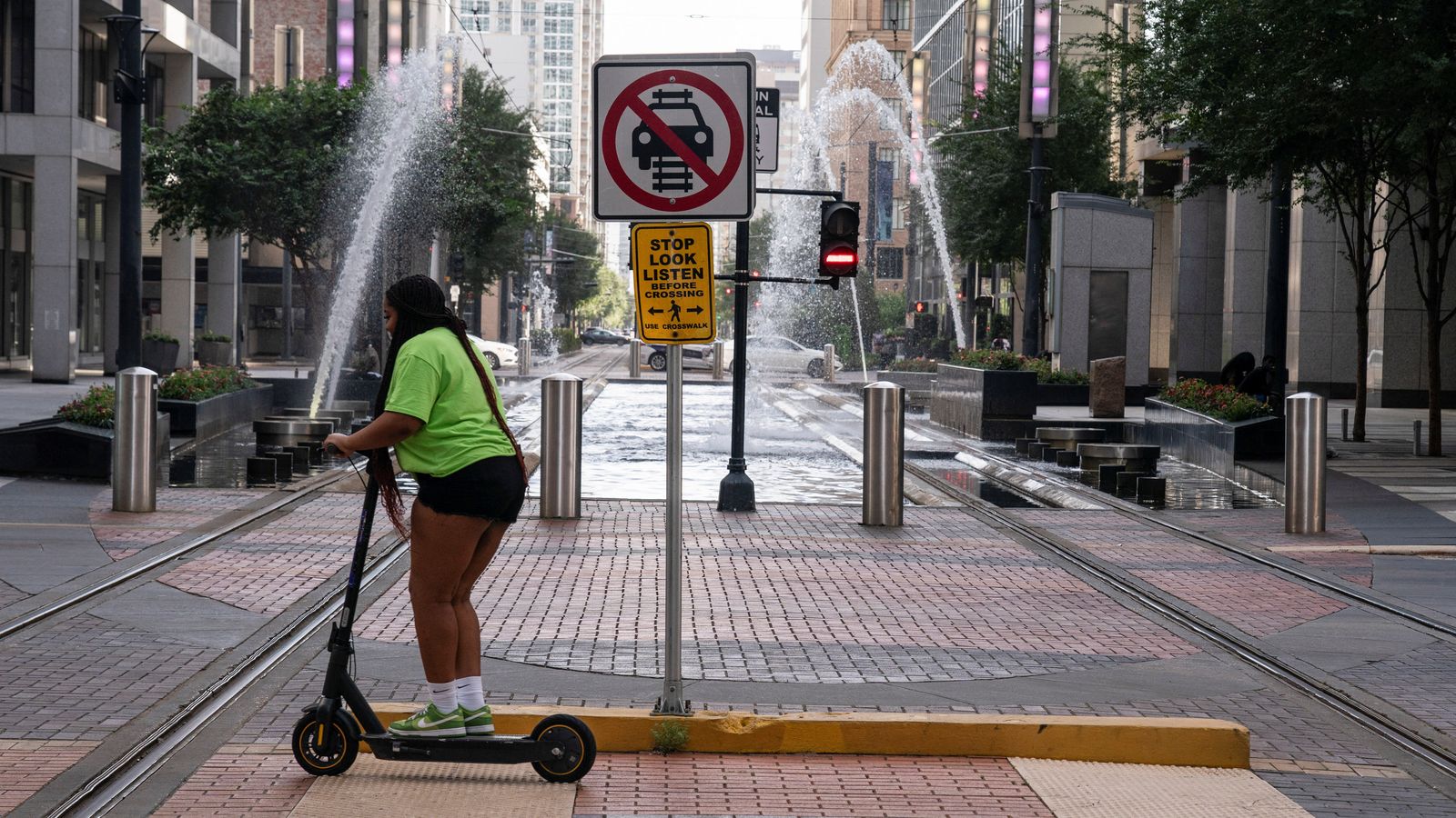 Una jove circula en patinen elèctric durant els avisos de calor excessiva a Houston, al sud-est de Texas