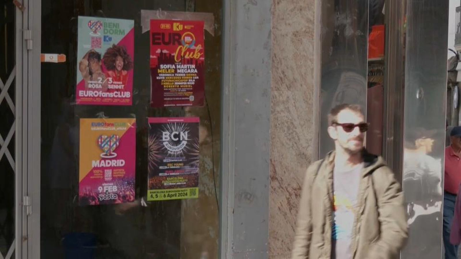 El Benidorm Fest ompli de gom a gom els carrers de la ciutat de la Marina Baixa amb l’arribada d’eurofans