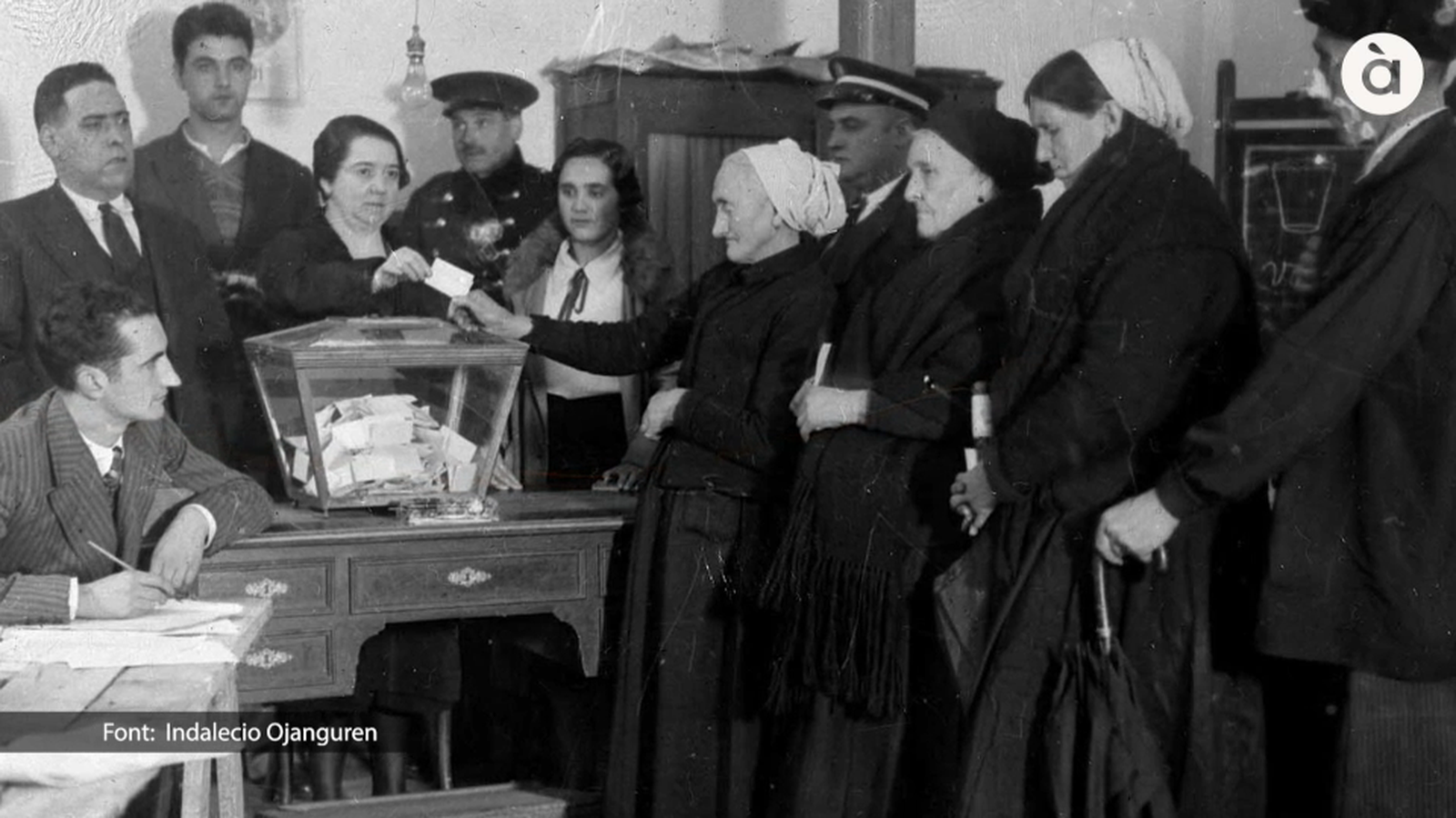 Imatge d'arxiu de dones votant