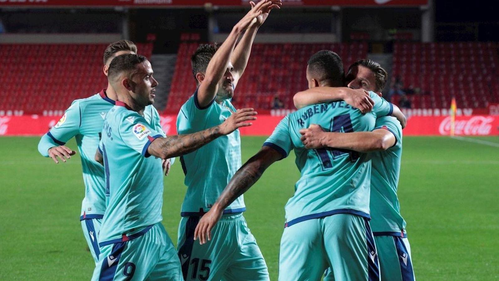 Els jugadors del Llevant celebren el gol de Vezo