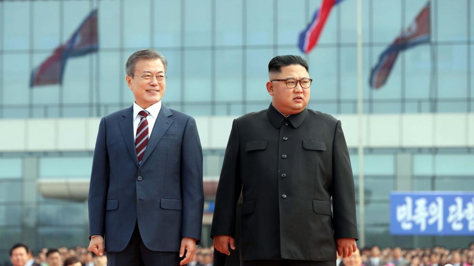 El president sud-coreà Moon Jae-in i el líder nord-coreà Kim Jong-un, a l'Aeroport Internacional Sunan a Pyongyang