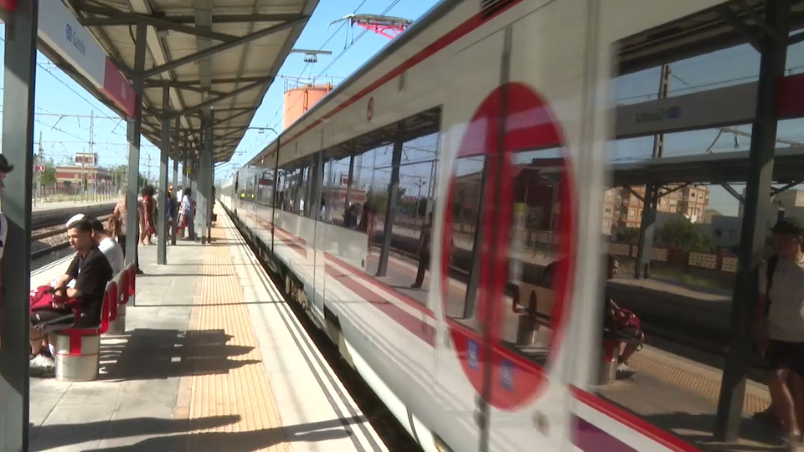 Un tren de rodalia s'apropa a l'estació de Silla