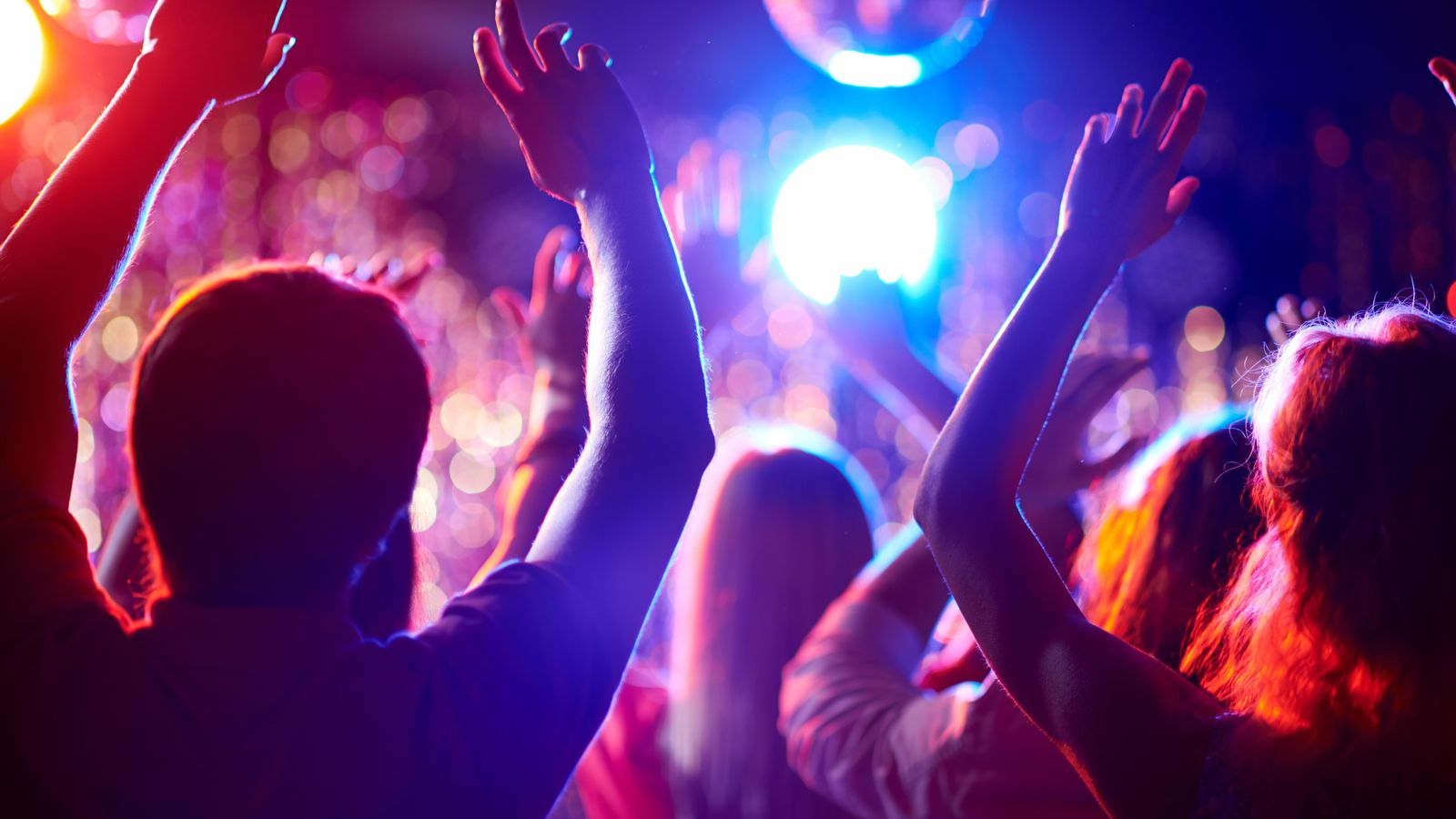 Imatge de persones ballant en una discoteca Imatge de persones ballant en una discoteca