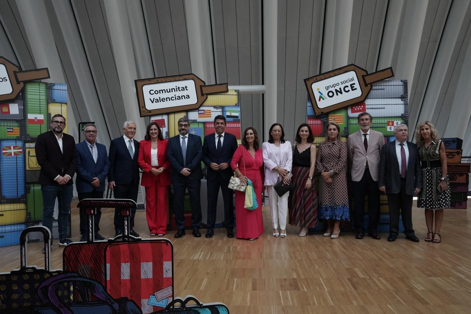 Els guanyadors dels Premis Solidaris Grup Social ONCE Comunitat Valenciana 2023, amb autoritats i responsables ONCE