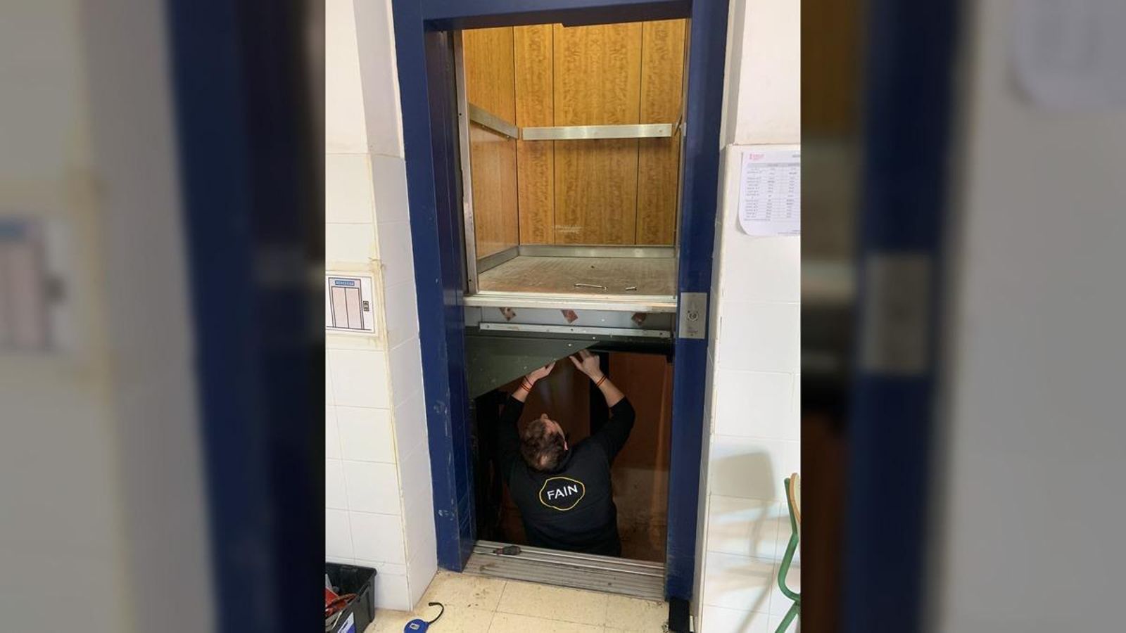 Un operari repara l'ascensor avariat en el centre Tomás de Villarroya i que aquest dimecres ja està en funcionament