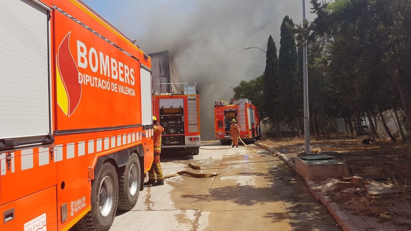 Huit dotacions de bombers treballen a la planta de reciclatge de Guadassuar perquè l’incendi no afecte més naus del recinte