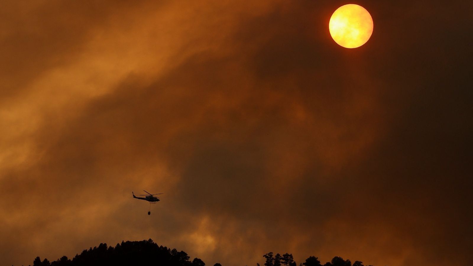 Un hidroavió treballa en les tasques d'extinció de l'incendi