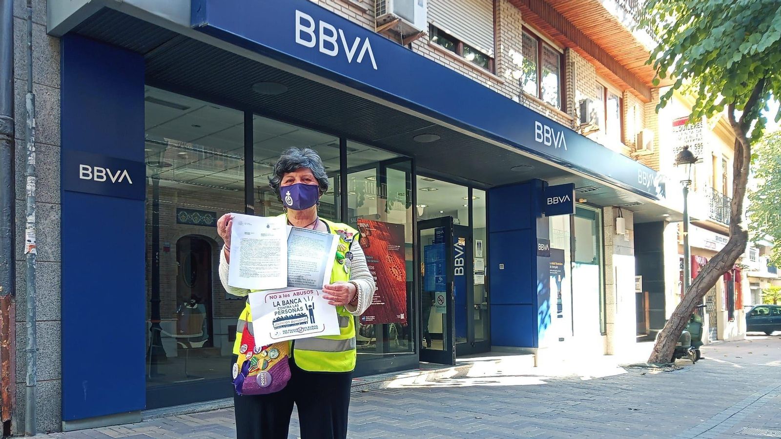 Amparo Molina mostra la denúncia que ha presentat contra el BBVA