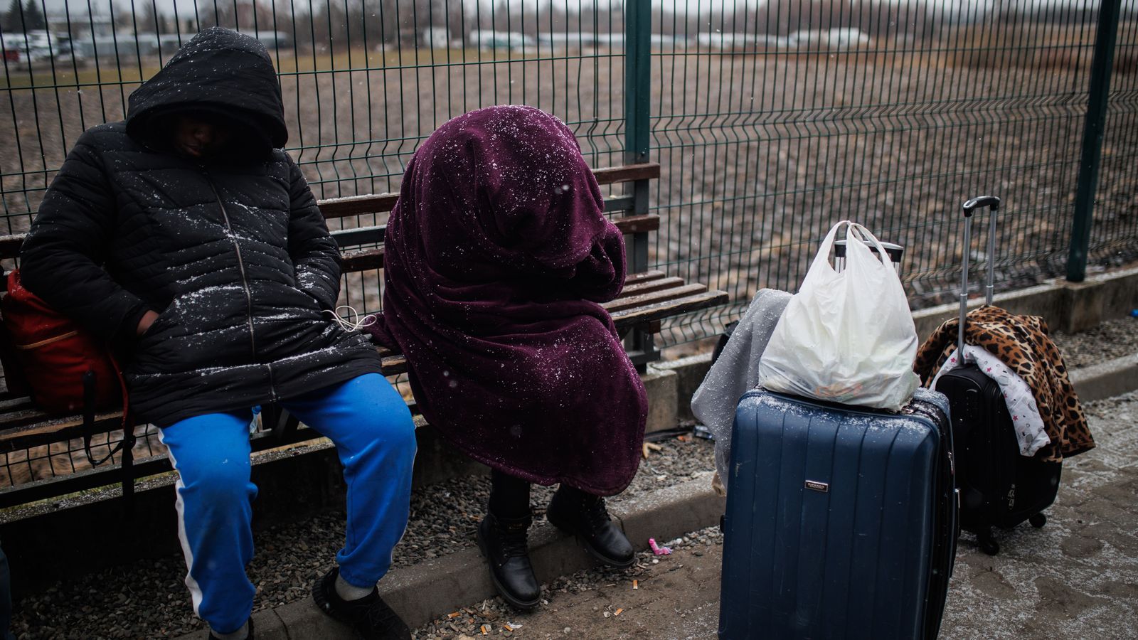 Dues persones en el pas fronterer de Medyka