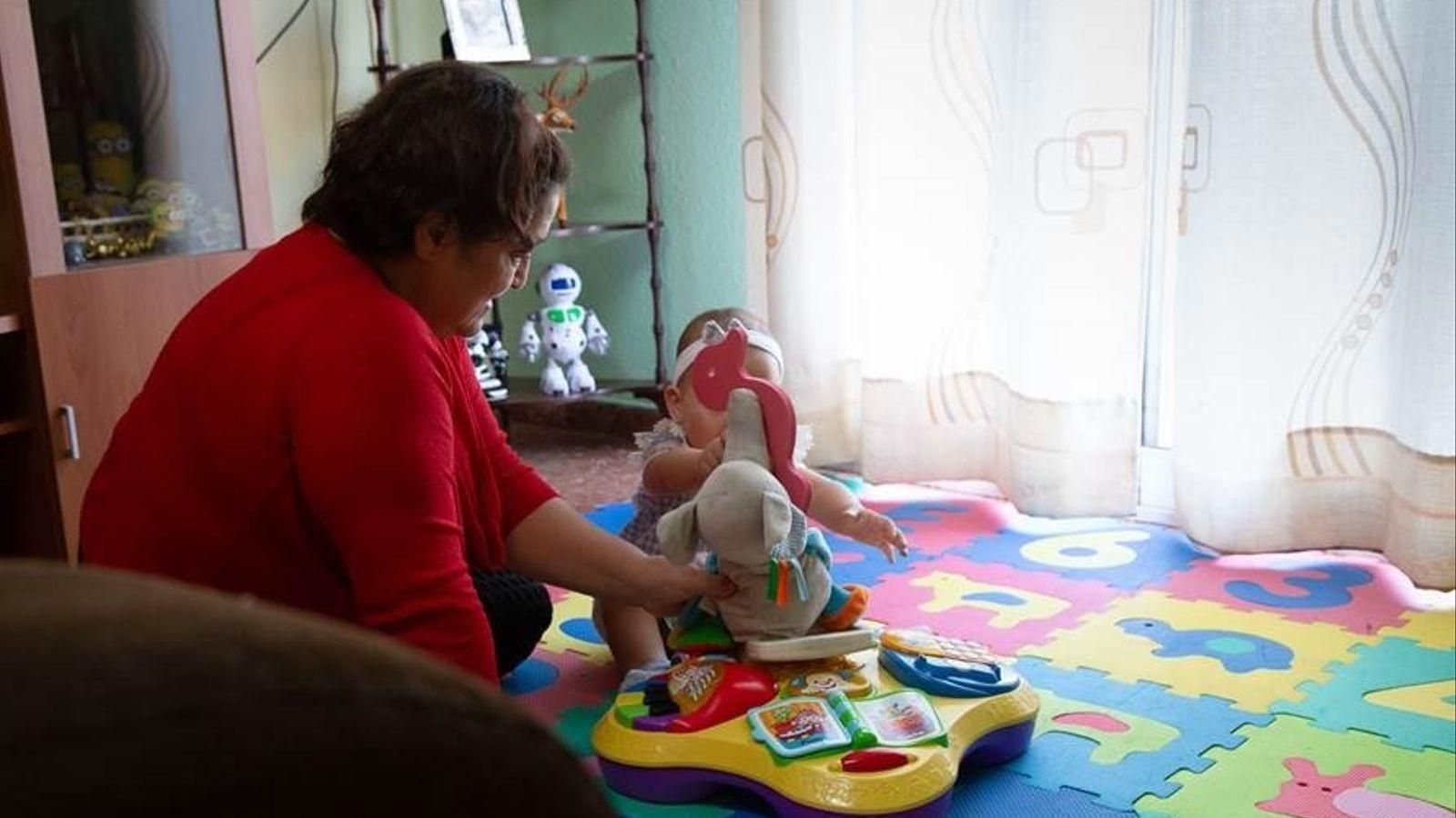 Una dona amb una xiqueta de bolquers